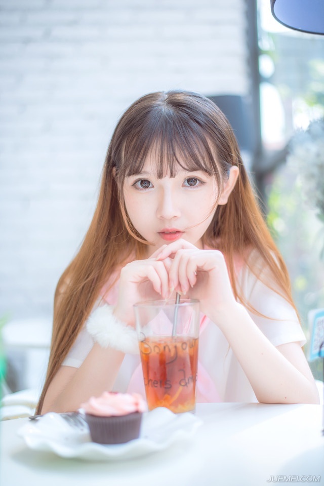 出不去，对方顺江而下，本就占着优势，而且对方对水军战法的熟练，如臂指使，根本不跟你正面硬碰，已经有战船开始突围，对方也不阻拦，只是贴上去缠战，不一会儿，冲出去的战船就被对方给吞没。